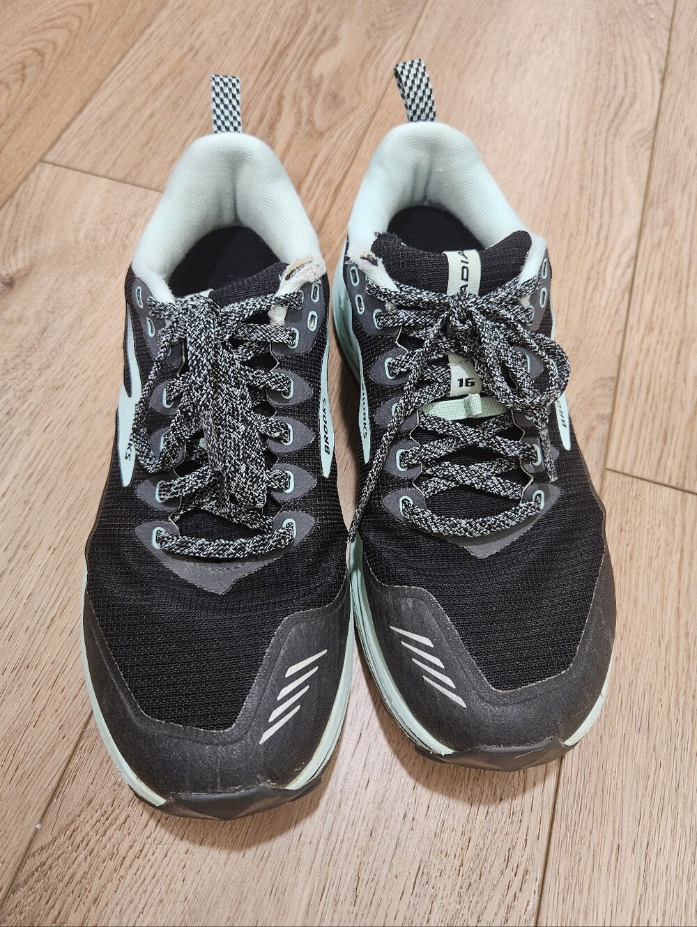 Brooks Women's Black and Teal Trail / Hiking Athletic Shoes 8.5 D Wide